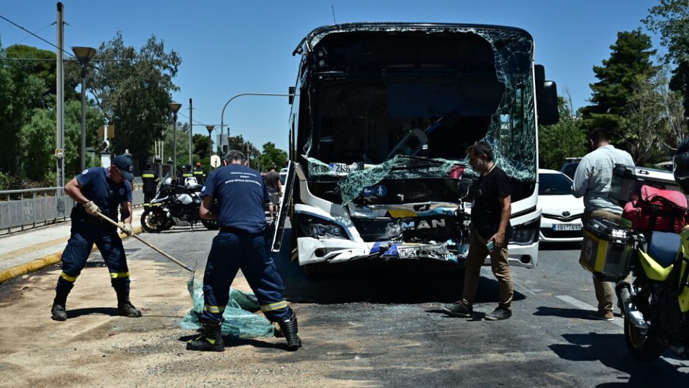 Σύγκρουση λεωφορείων στη Βούλα